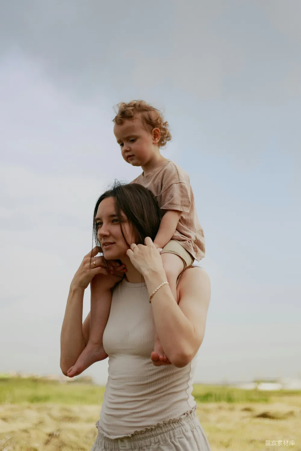 高清摄影 母子 亲情 户外 自然 温馨 母子情深：田野上的温馨时光