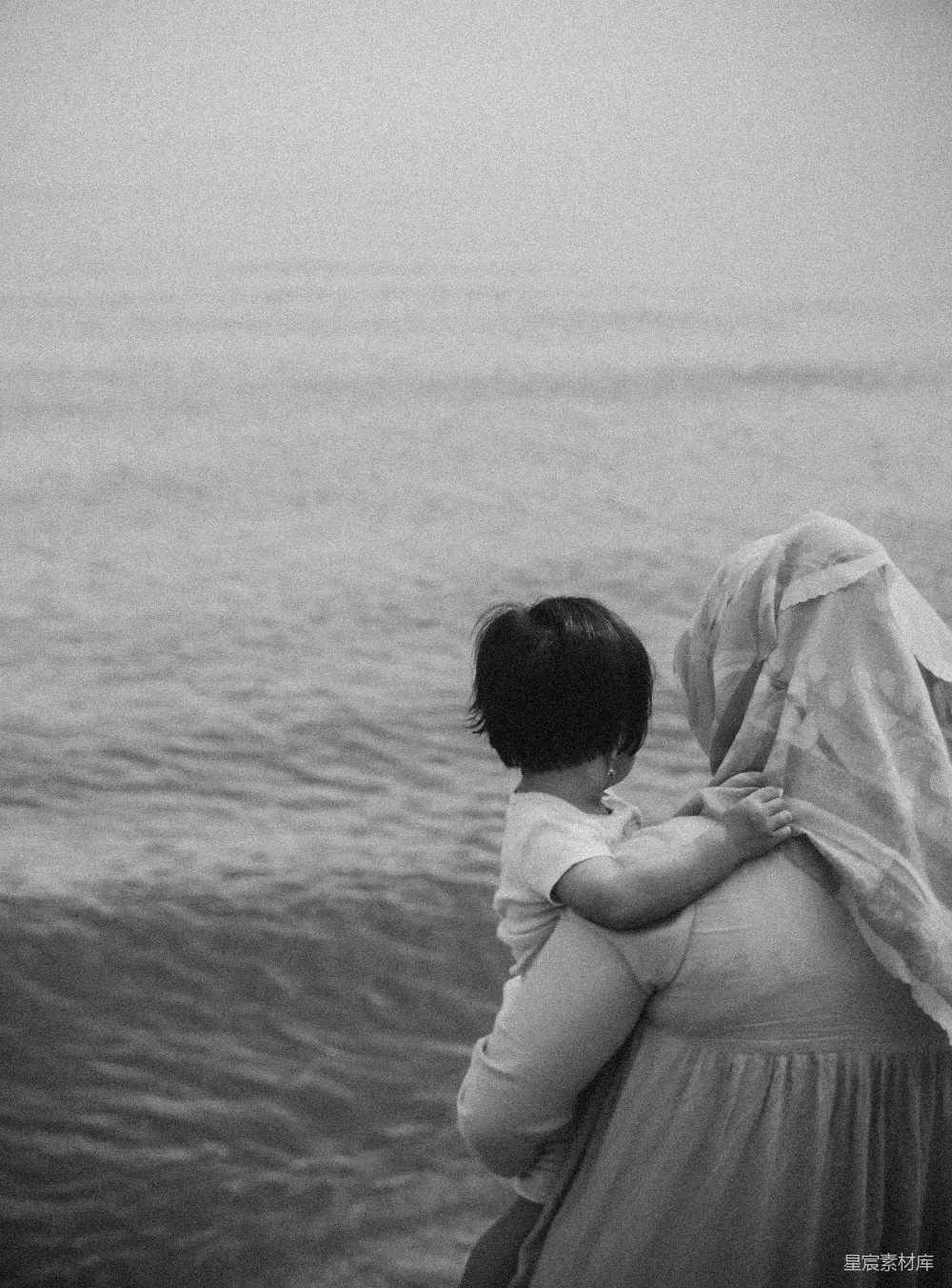 高清摄影 母女 海边 温馨 黑白摄影 家庭时光 海边的母女时光
