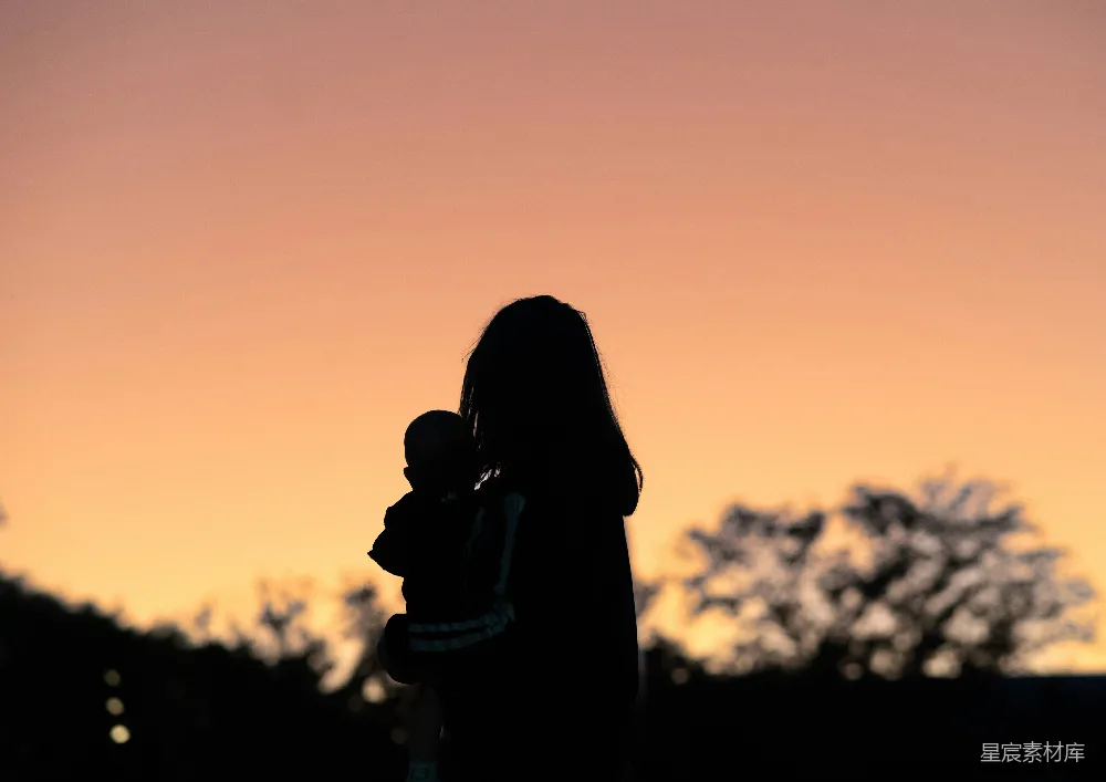 高清摄影 母子 夕阳 剪影 温馨 家庭 夕阳下的母子剪影