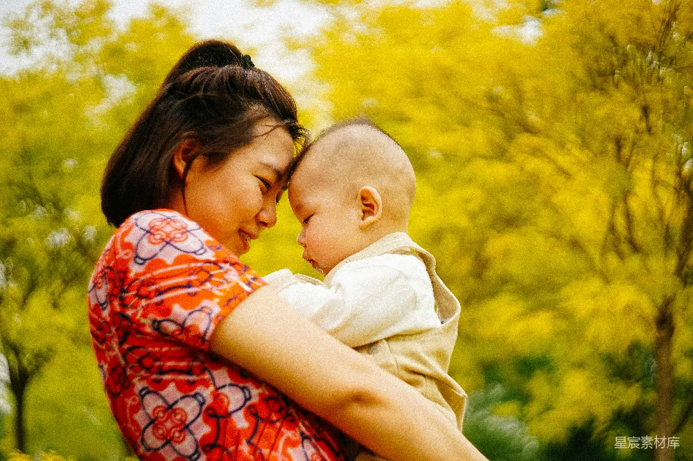 高清摄影 家庭 亲情 自然 母子 春天 母子情深：春天的温馨时光
