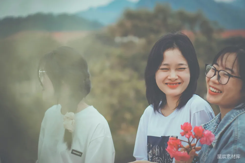 高清摄影 友谊 青春 自然 笑容 户外 青春笑语：朋友间的美好时光