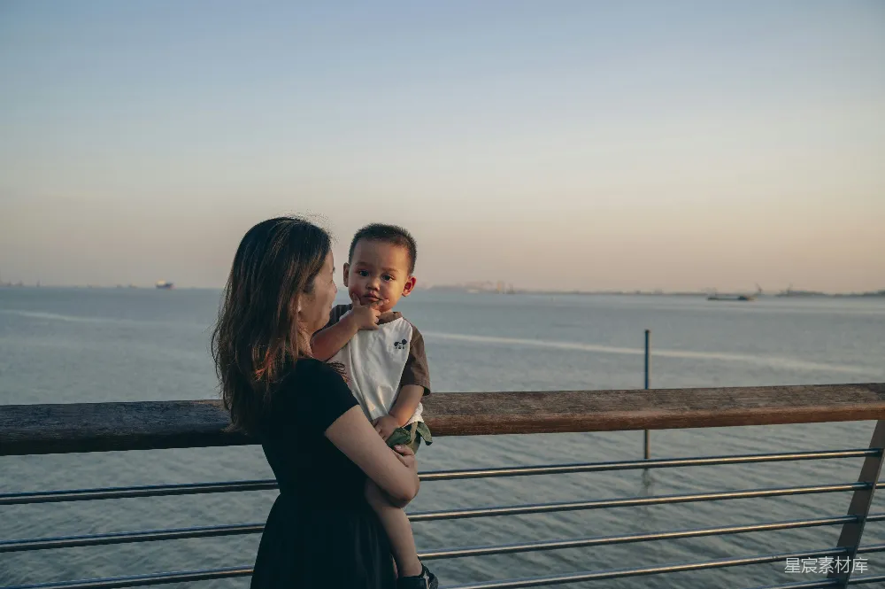 高清摄影 母子 夕阳 海边 家庭时光 温馨 母子共赏夕阳
