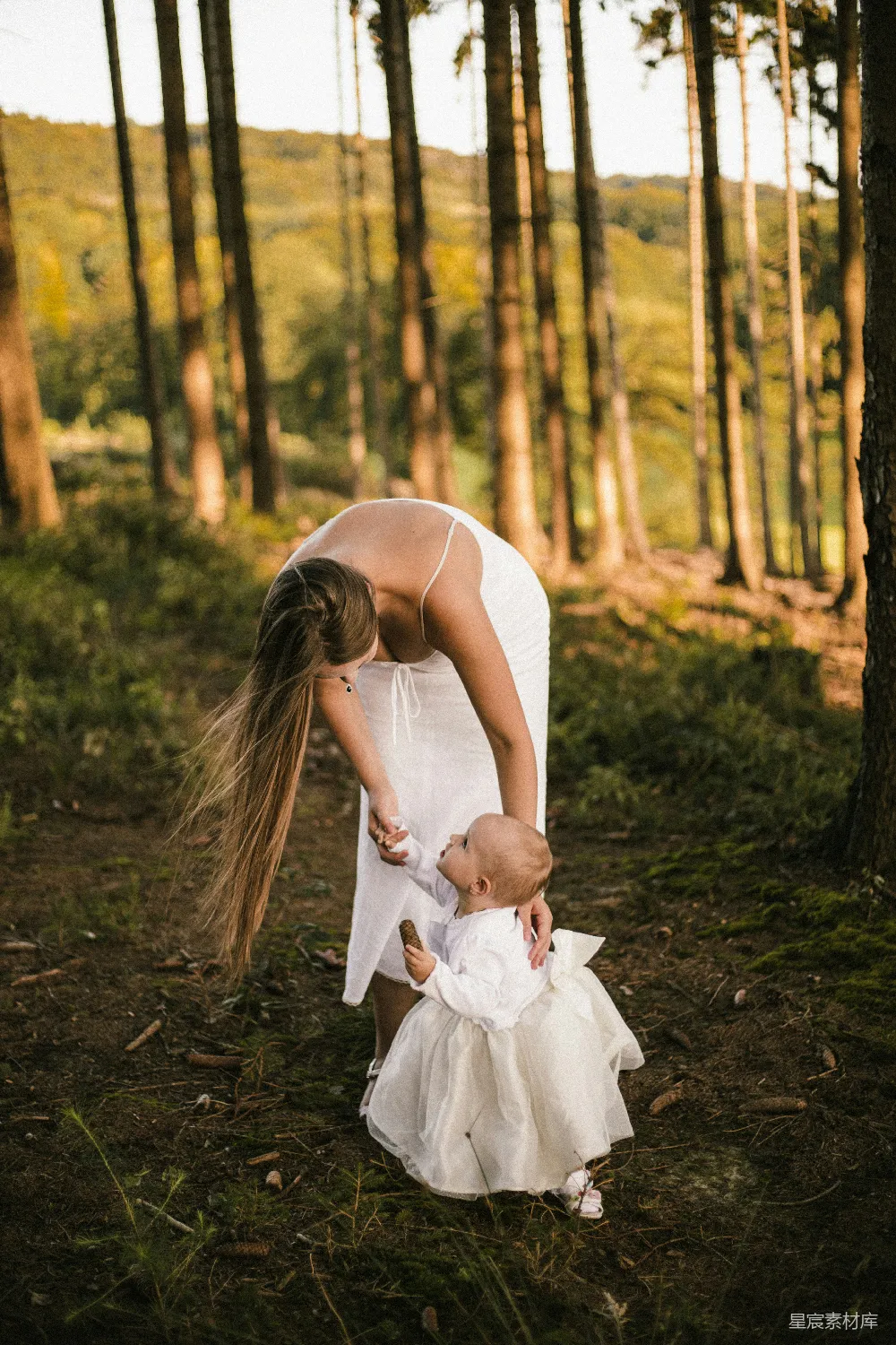 高清摄影 自然 母爱 亲子时光 温馨 森林 森林中的温馨时刻：母亲与婴儿的互动