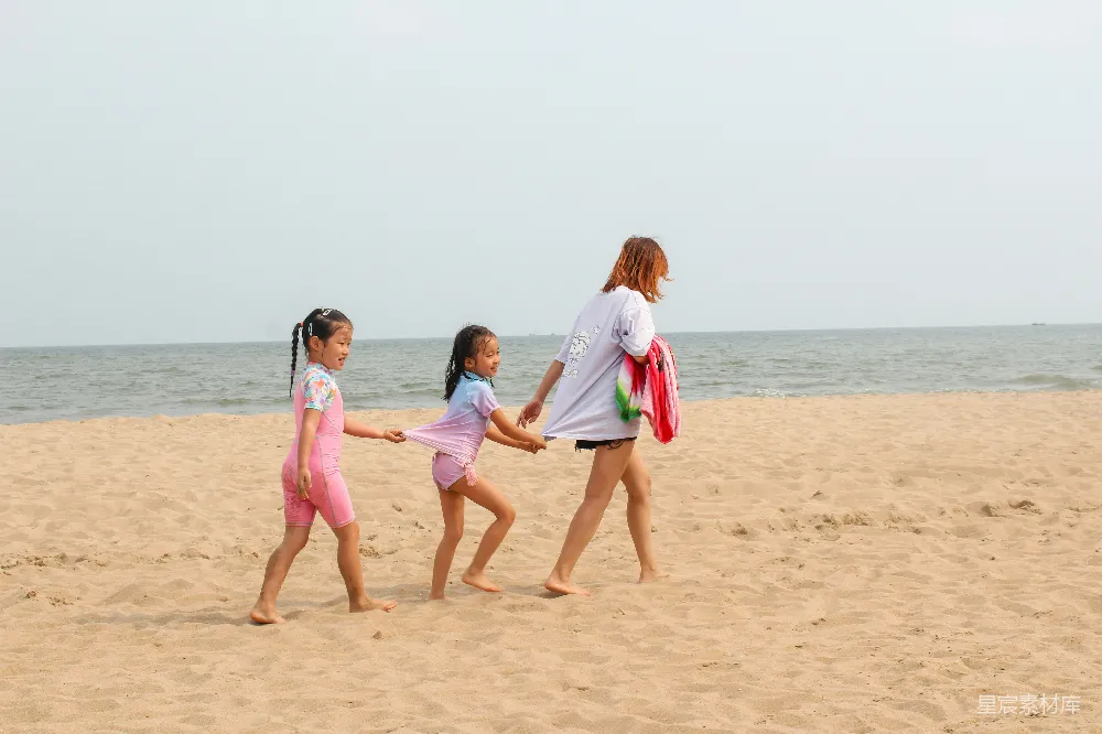 高清摄影 海滩 家庭 亲子 休闲 夏日 海滩上的家庭时光