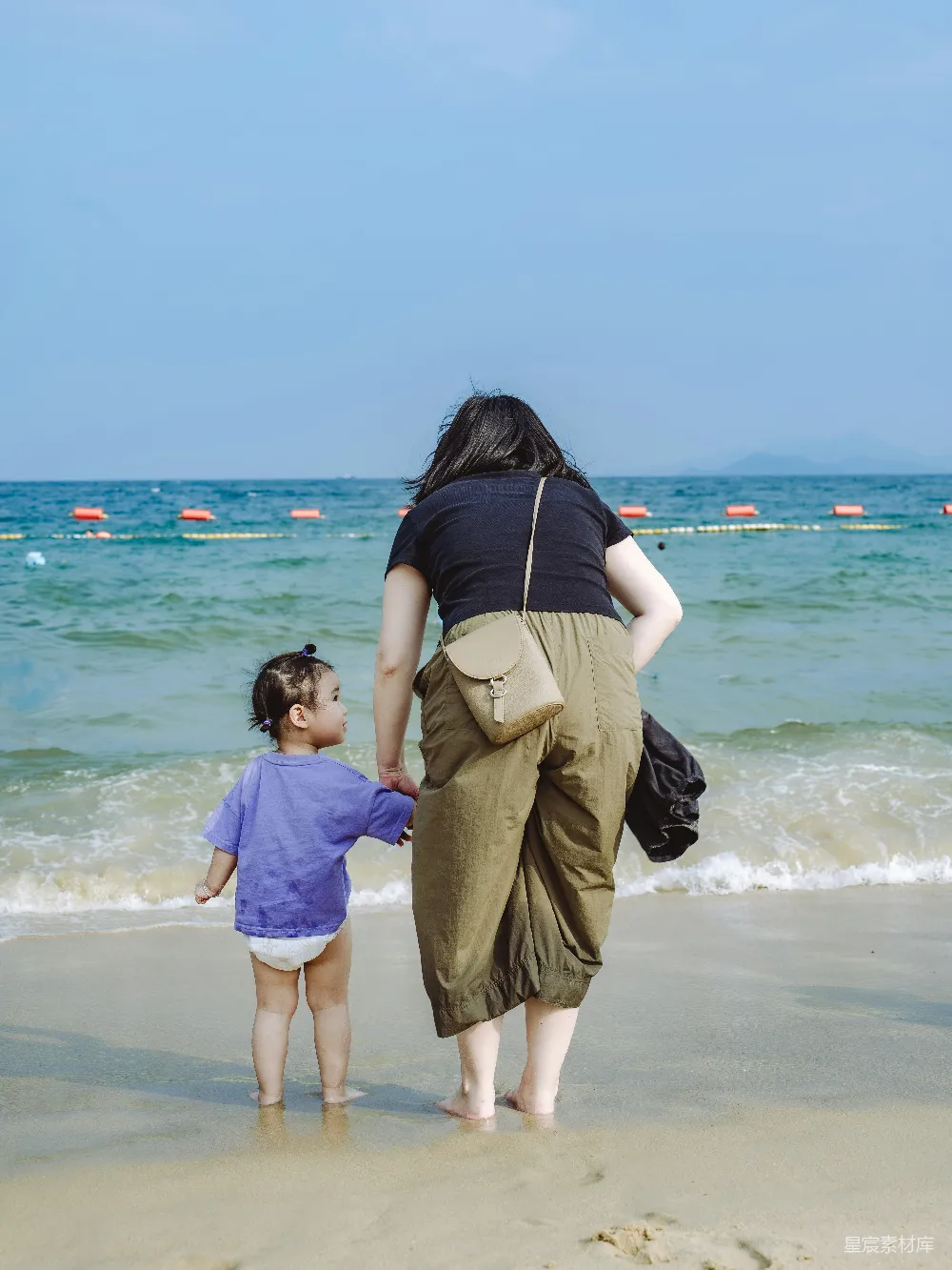 高清摄影 海滩 母女 亲子时光 自然风光 夏日 海滩上的温馨时光