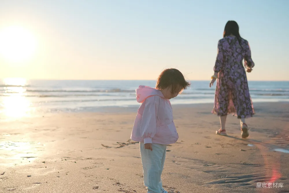 高清摄影 海滩 夕阳 母女 温馨 自然 黄昏海滩上的母女时光