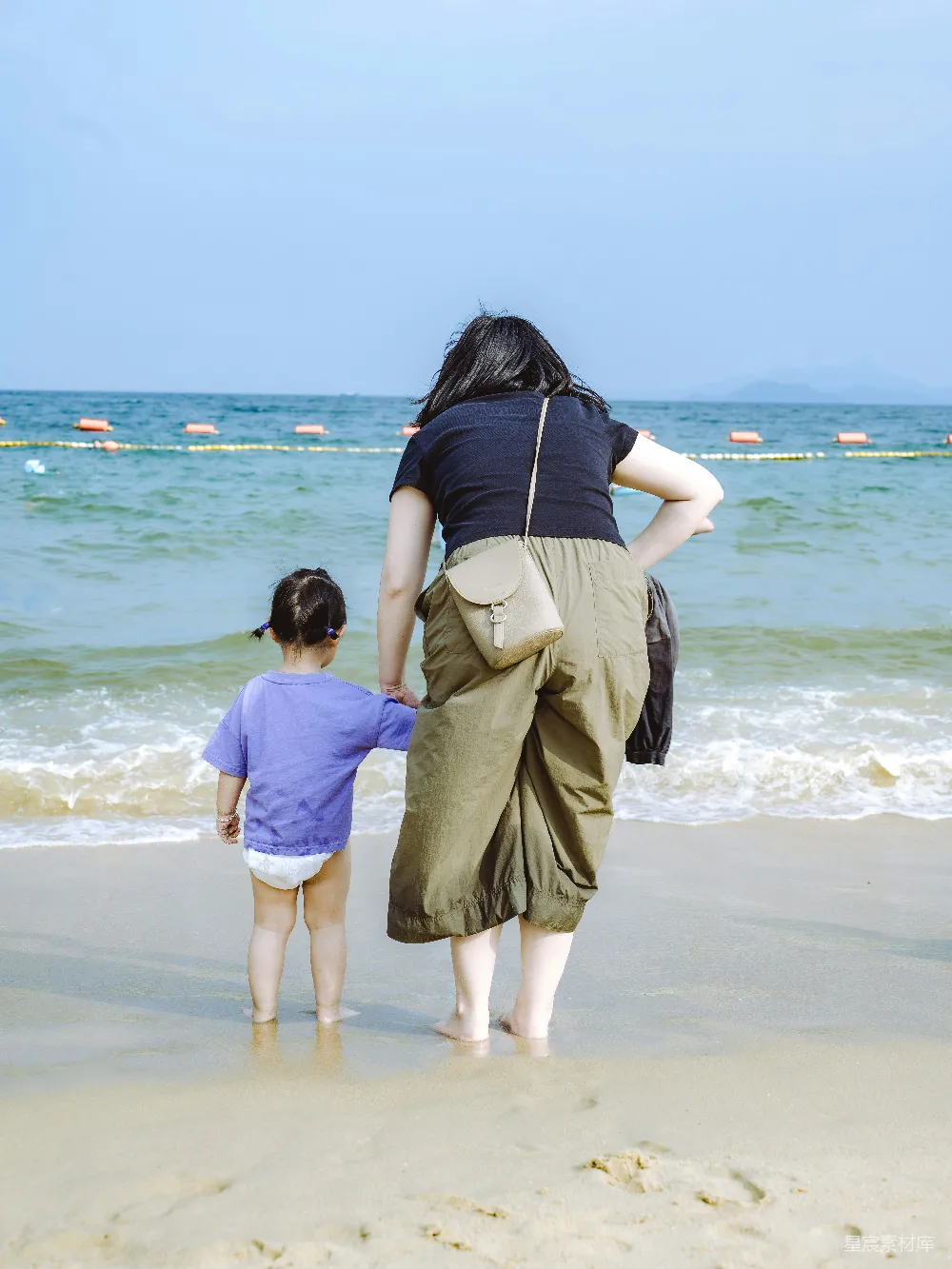 高清摄影 海滩 母女 休闲 亲子时光 自然 海边散步的母女