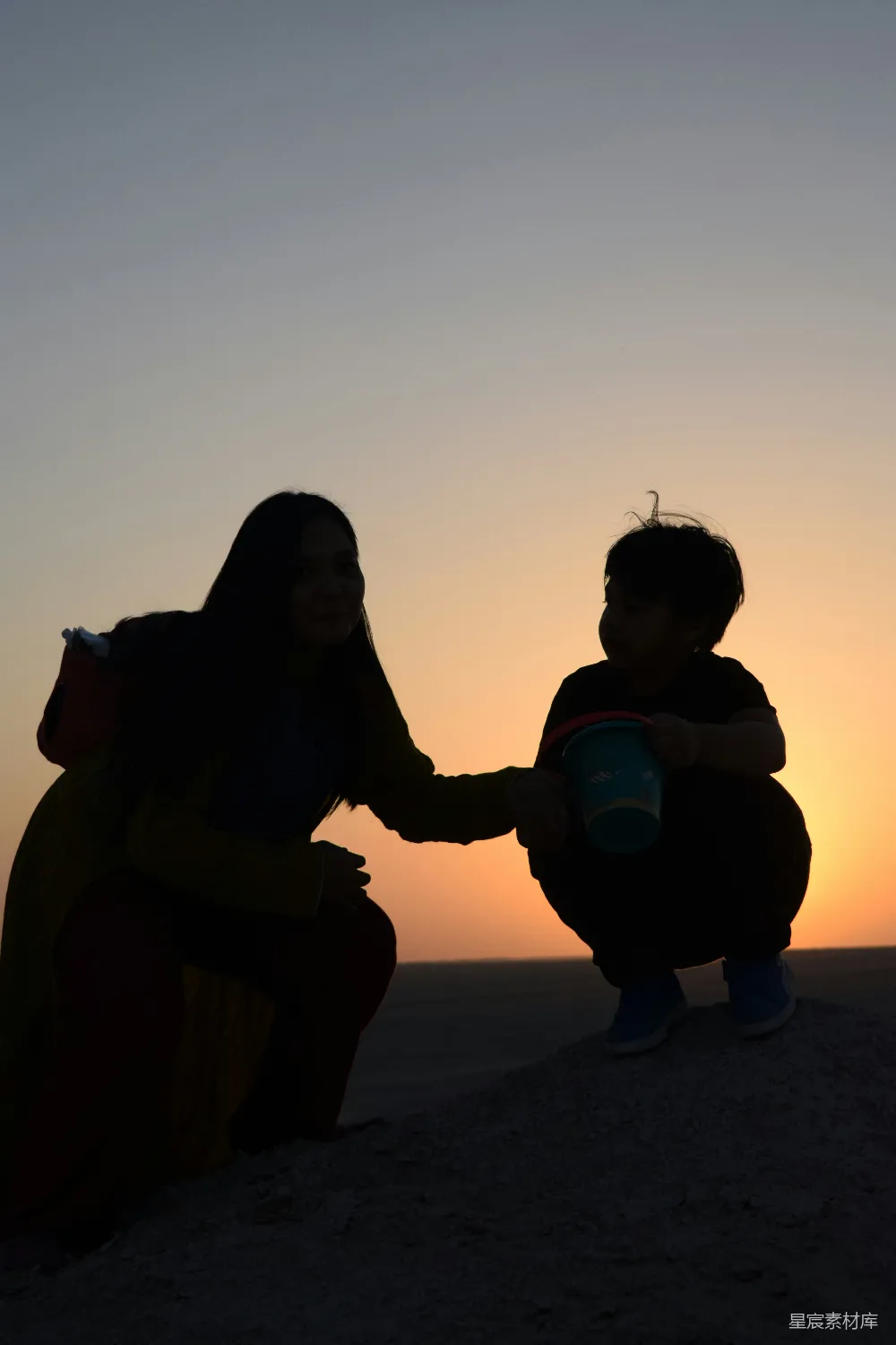 高清摄影 黄昏 母子 剪影 家庭 温馨 黄昏下的母子剪影