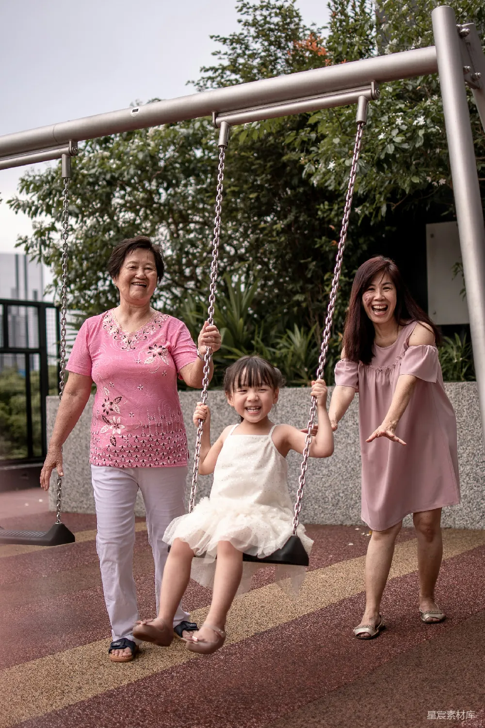 高清摄影 家庭 亲子 户外 游乐场 幸福时光 三代同堂的欢乐时光
