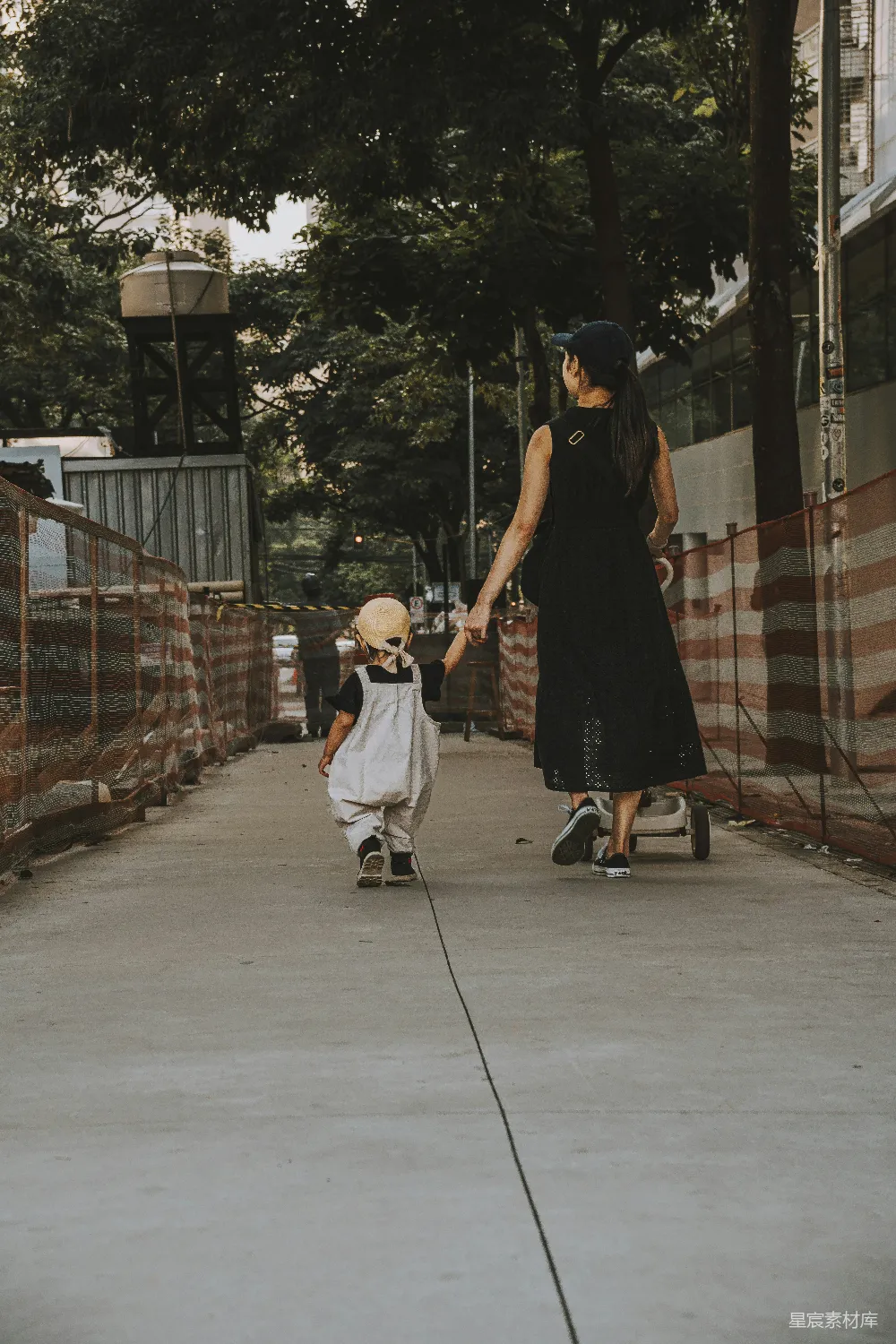 高清摄影 母子 温馨 街道 亲子 日常 母子同行的温馨瞬间