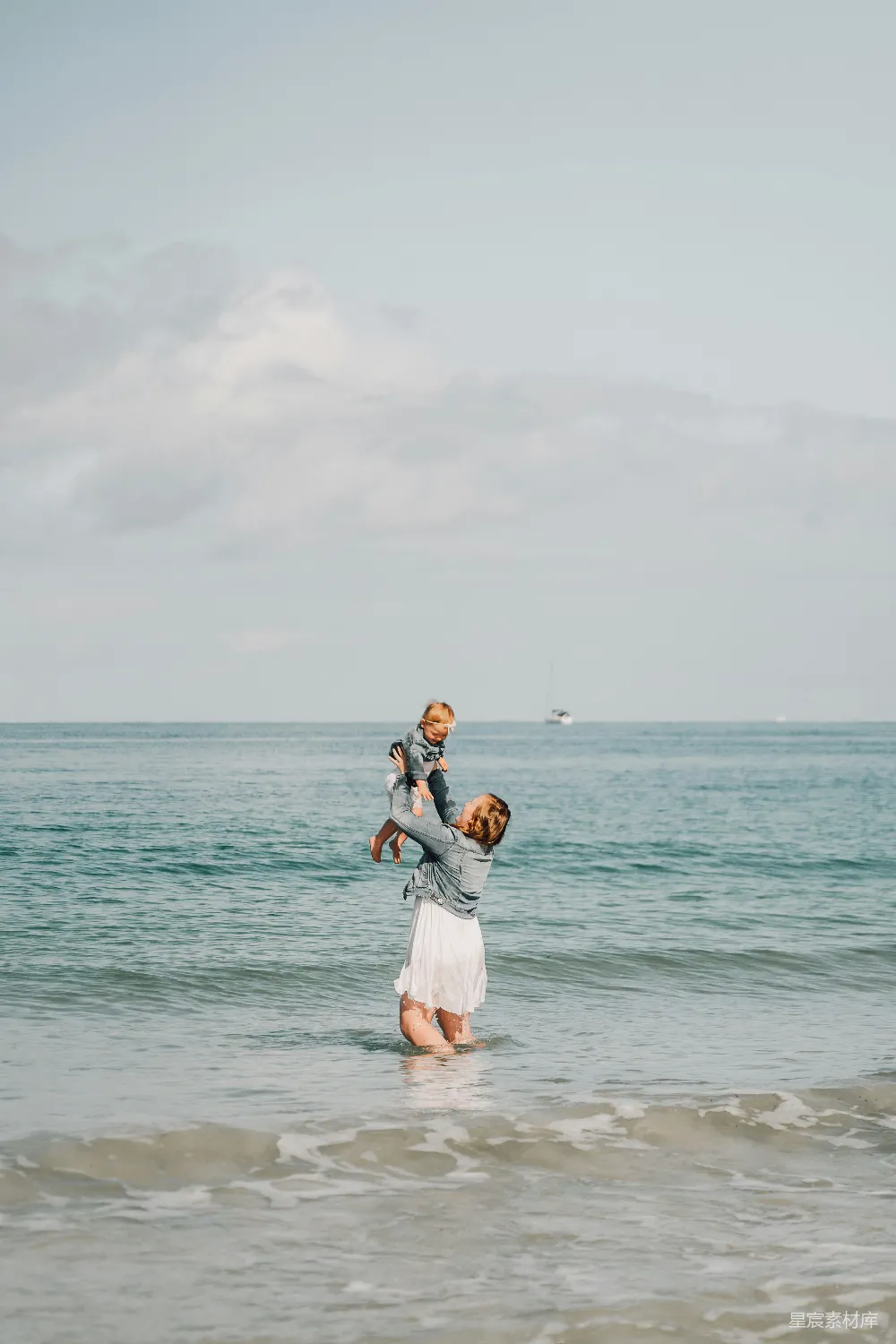 高清摄影 亲子 海滩 家庭 户外 自然 海边的亲子时光