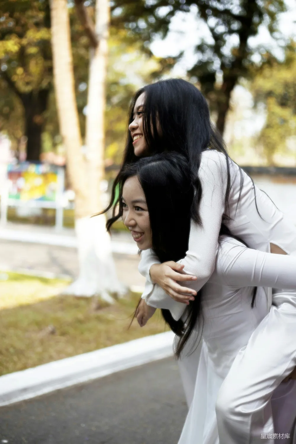 高清摄影 友谊 拥抱 户外 自然 青春 友谊的拥抱