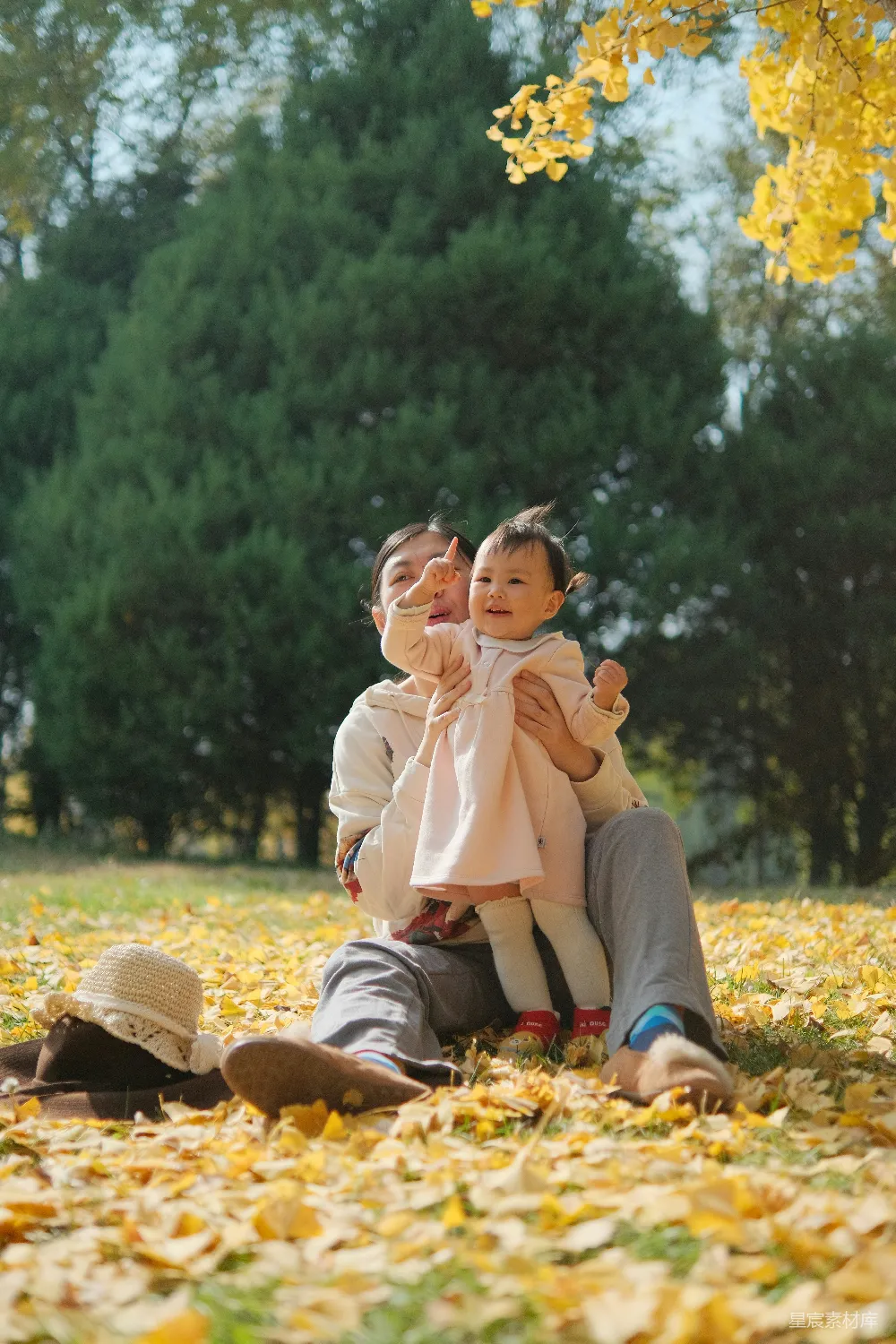 高清摄影 家庭 亲情 自然 秋天 户外 母女共度美好秋日时光