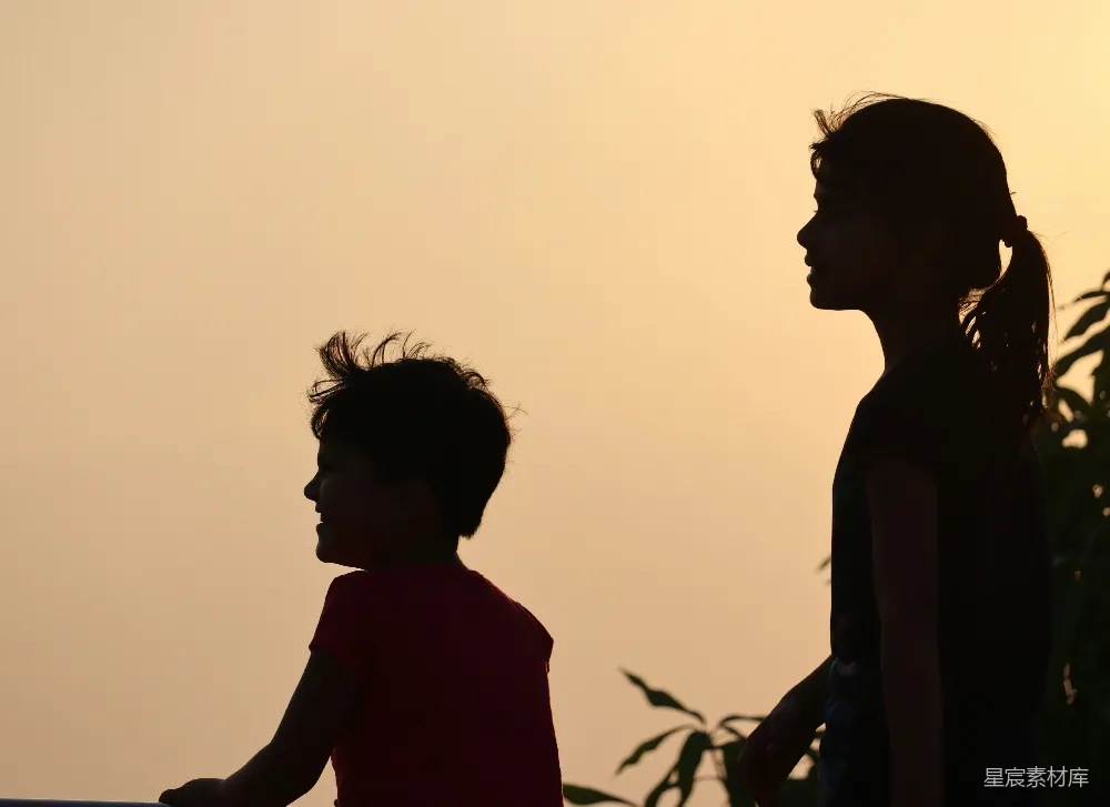 高清摄影 母子 剪影 夕阳 家庭 温馨 夕阳下的母子剪影