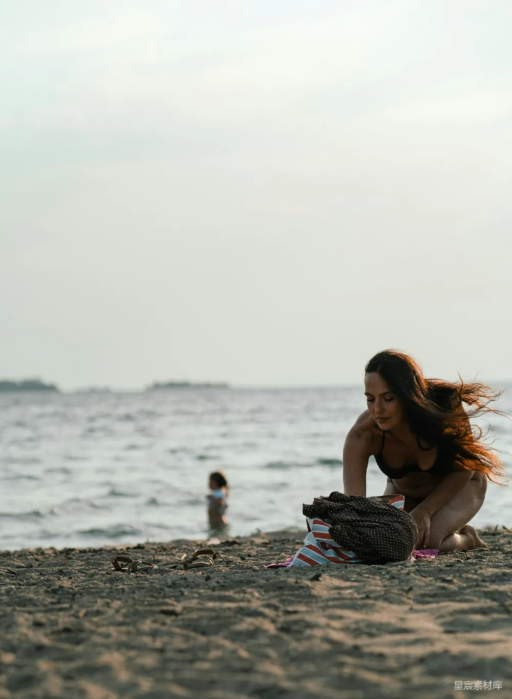 高清摄影 海滩 女性 休闲 自然 夏日 海边的宁静时光