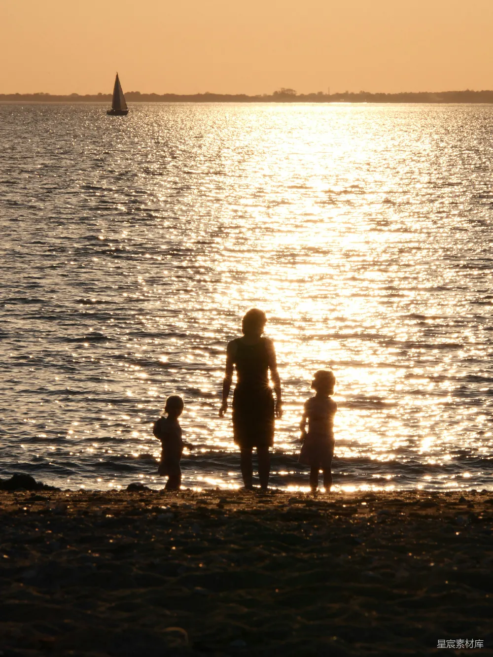 高清摄影 家庭 夕阳 海滩 休闲 温馨 夕阳下的海边家庭时光