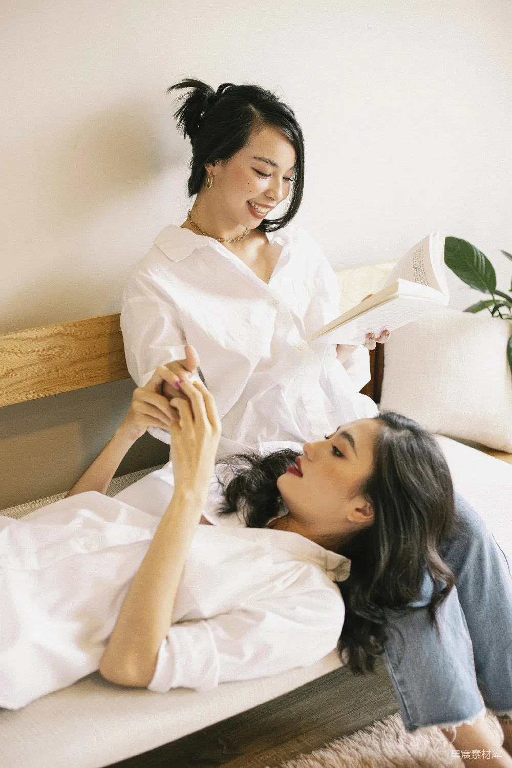 高清摄影 生活瞬间 友谊 阅读 舒适 家庭 温馨的床边时光