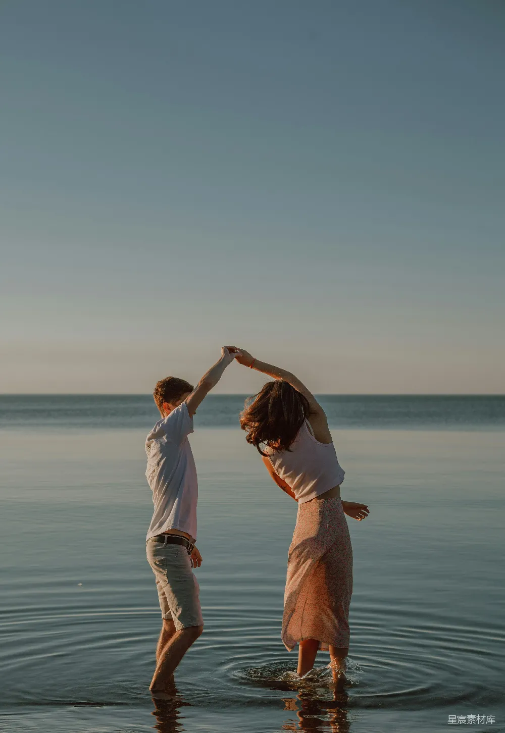 高清摄影 海滩 舞蹈 情侣 自然 浪漫 海滩上的舞动瞬间