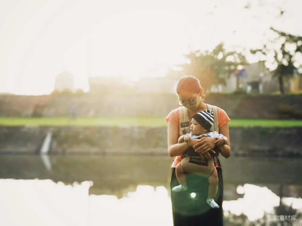 高清摄影 母婴 夕阳 亲子 温馨 户外 夕阳下的温馨母婴时光