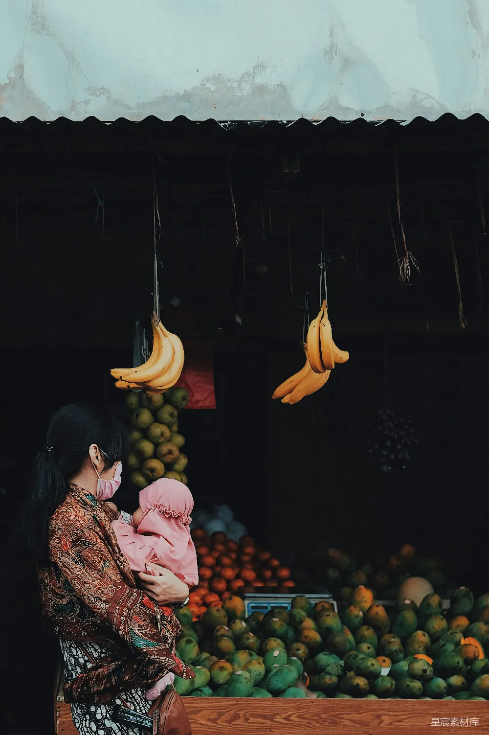 高清摄影 市场 母子 水果 温馨 日常 市场中的母子时光