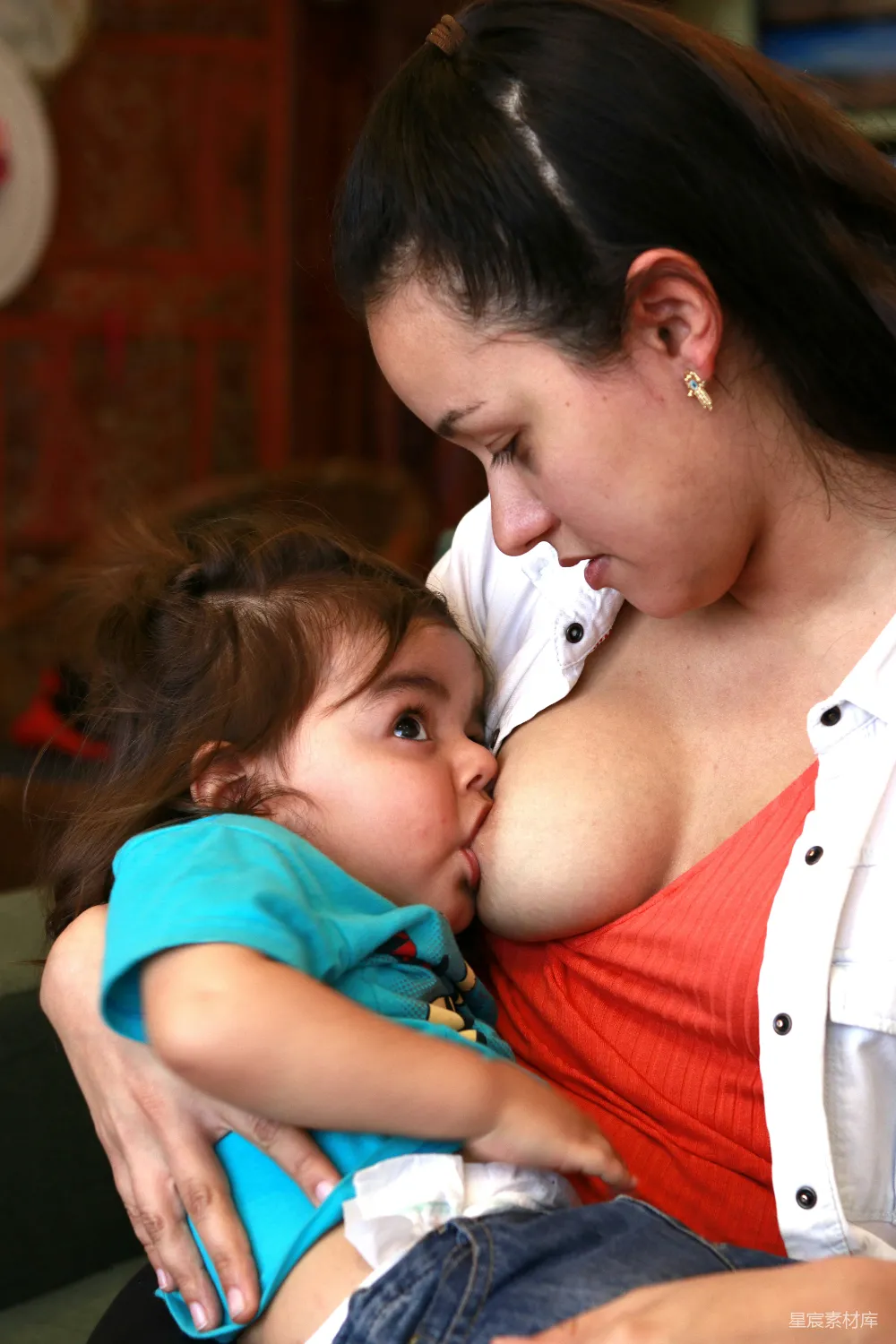 高清摄影 母乳喂养 母爱 家庭温馨 哺乳 母亲与孩子 母乳喂养的温馨瞬间