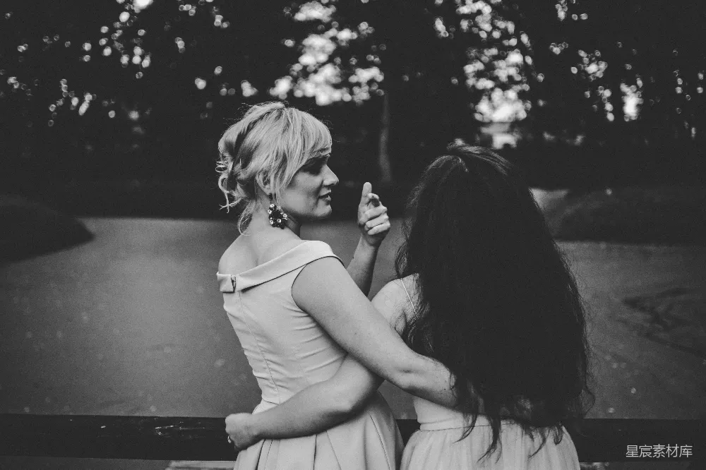 高清摄影 姐妹情深 黑白色调 情感交流 温馨场景 友谊 姐妹情深的拥抱