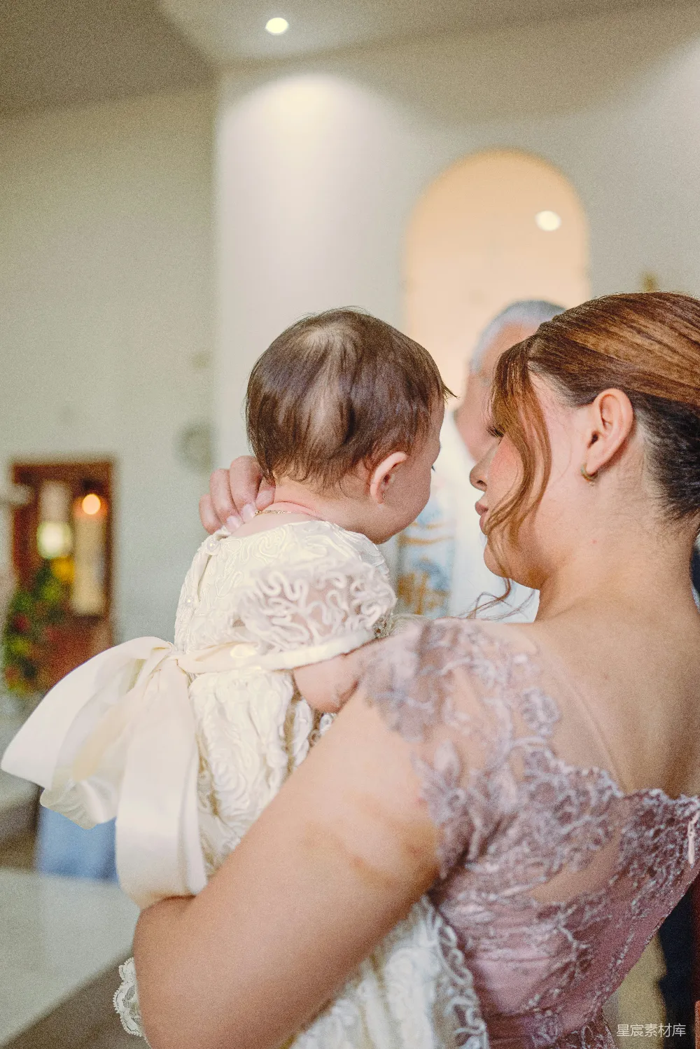 高清摄影 家庭 爱 母爱 婴儿 温馨 温馨的拥抱：母亲与婴儿的亲密时光