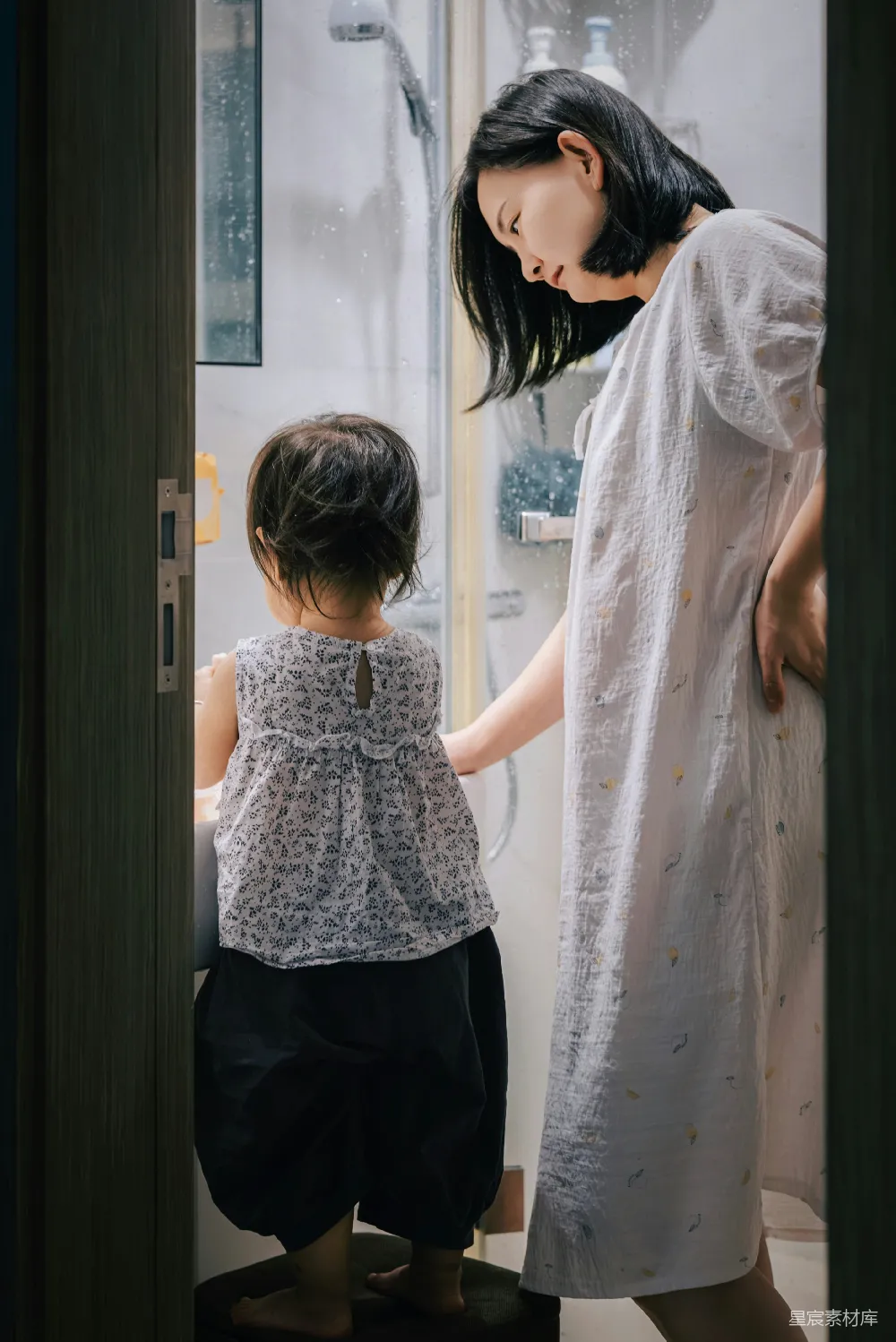 高清摄影 母女互动 家庭日常 浴室场景 亲子关系 生活瞬间 温馨的浴室时光