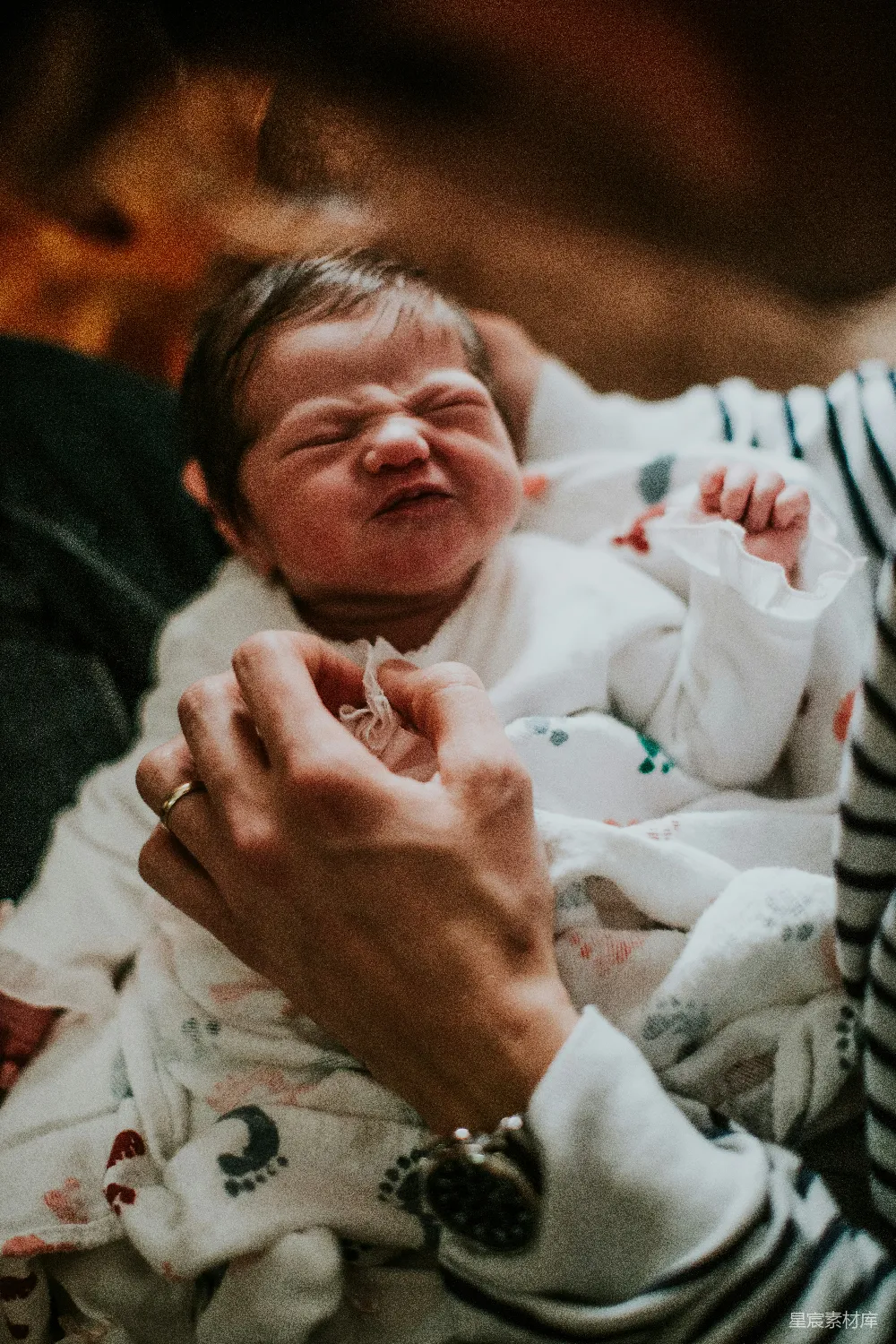 高清摄影 新生儿 啼哭 家庭温暖 亲子互动 生活瞬间 新生婴儿的第一次啼哭