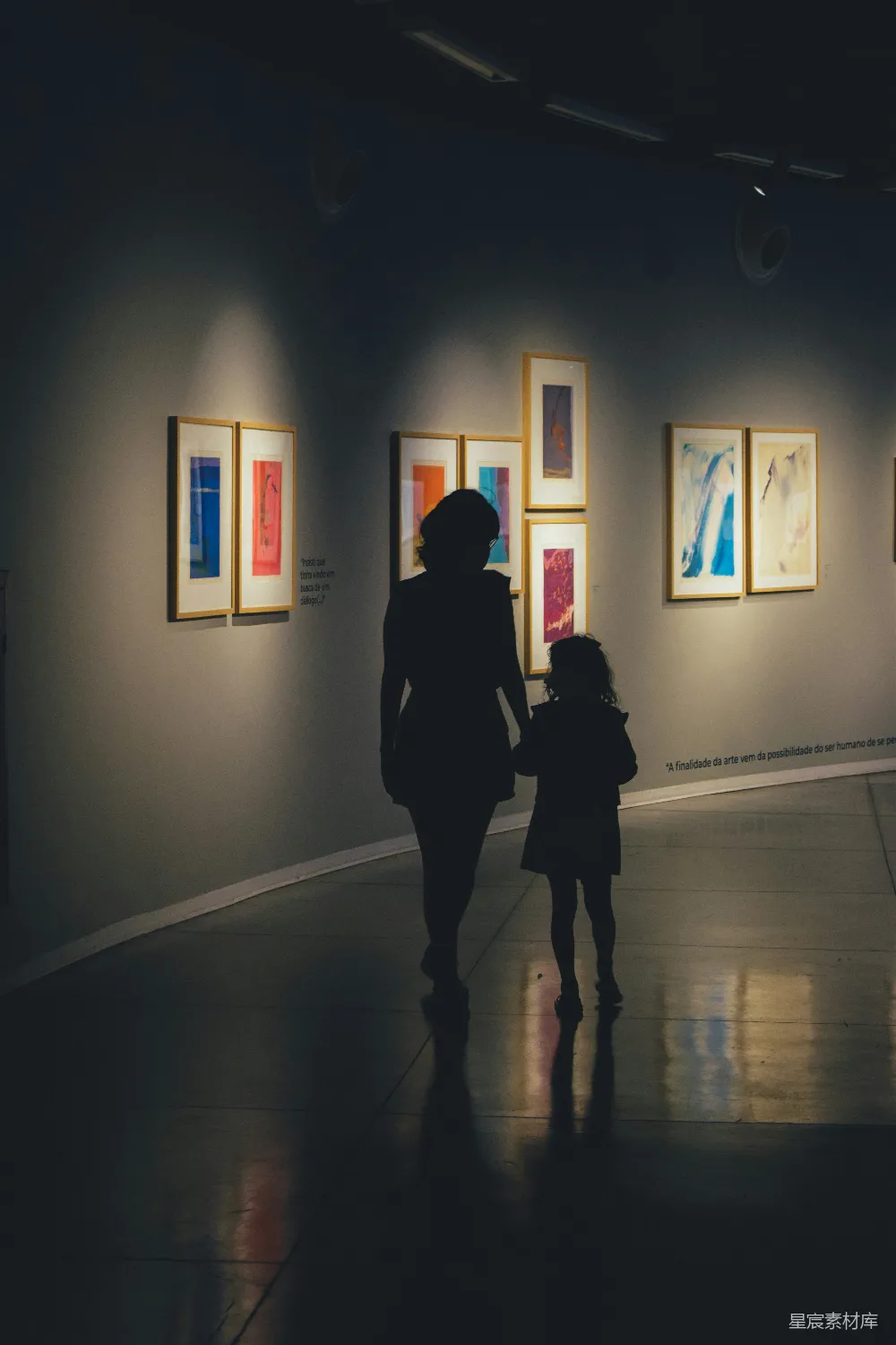 高清摄影 母女 艺术展 亲子 艺术欣赏 家庭时光 母女共赏艺术展