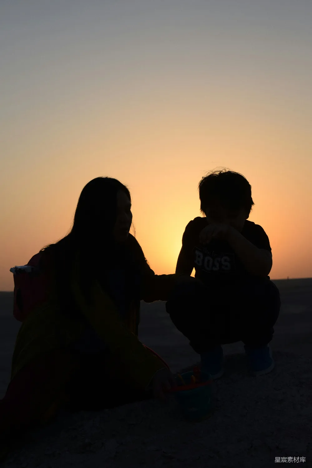 高清摄影 夕阳 亲子 剪影 家庭 温馨 夕阳下的亲子时光