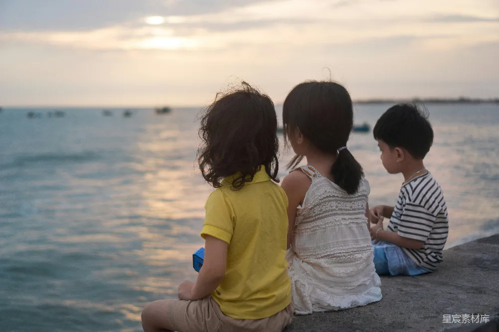 高清摄影 儿童 夕阳 海边 友谊 童年时光 夕阳下的海边时光
