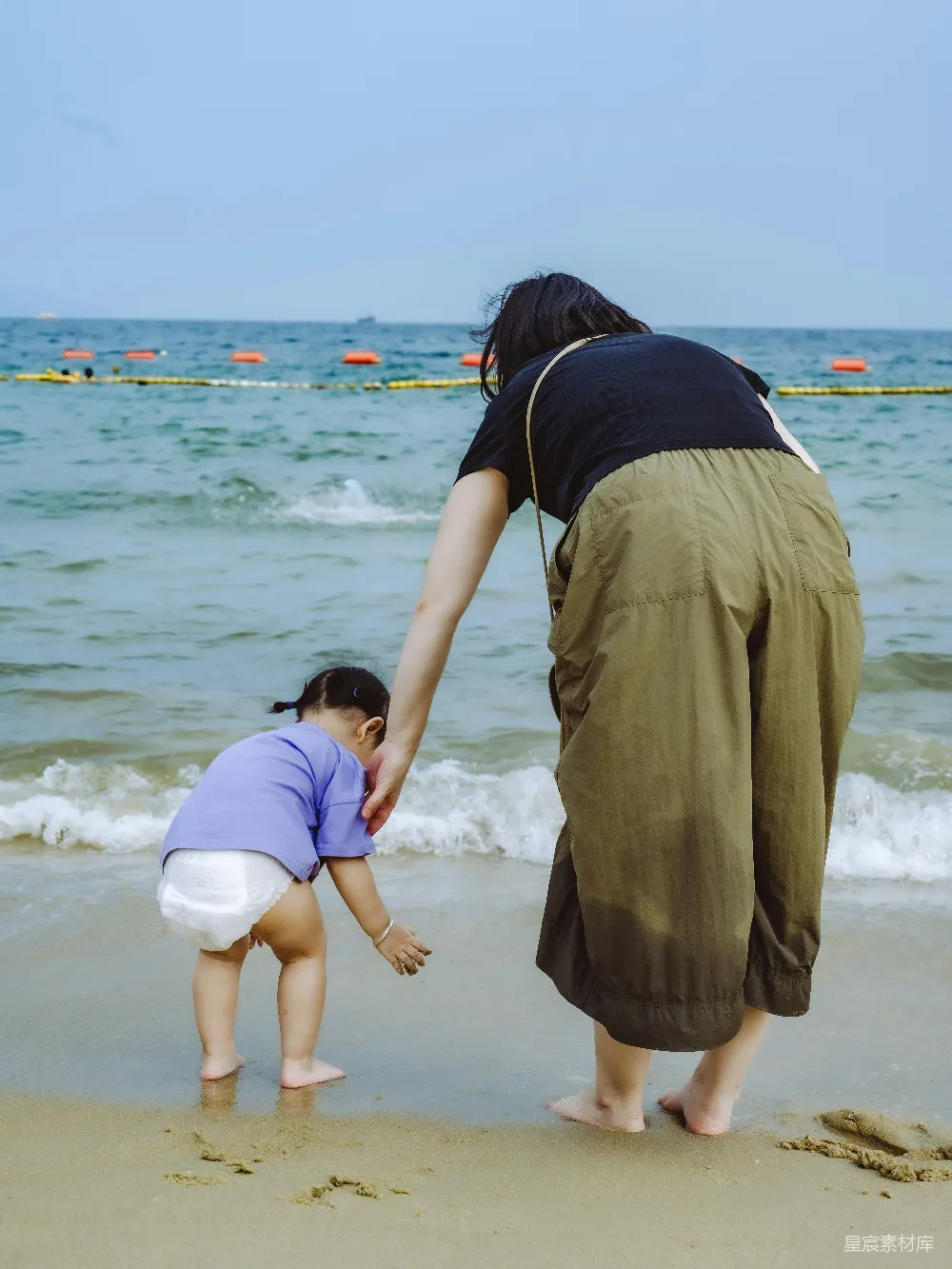 高清摄影 母女 海滩 亲子 夏日 家庭 海边的温馨时刻