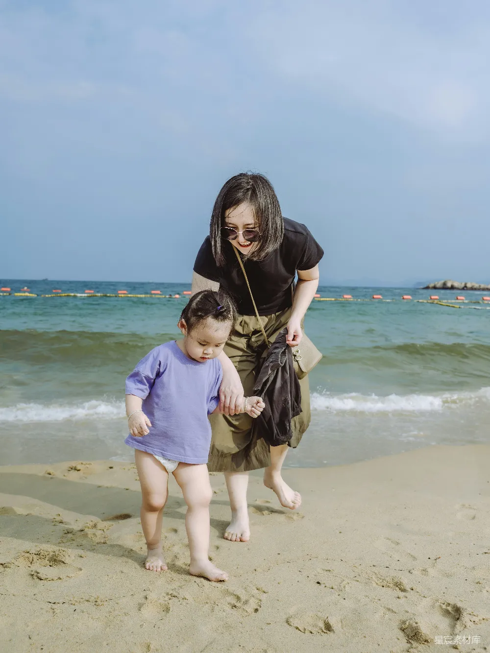 高清摄影 亲子 海滩 家庭 休闲 幸福时光 海滩上的亲子时光