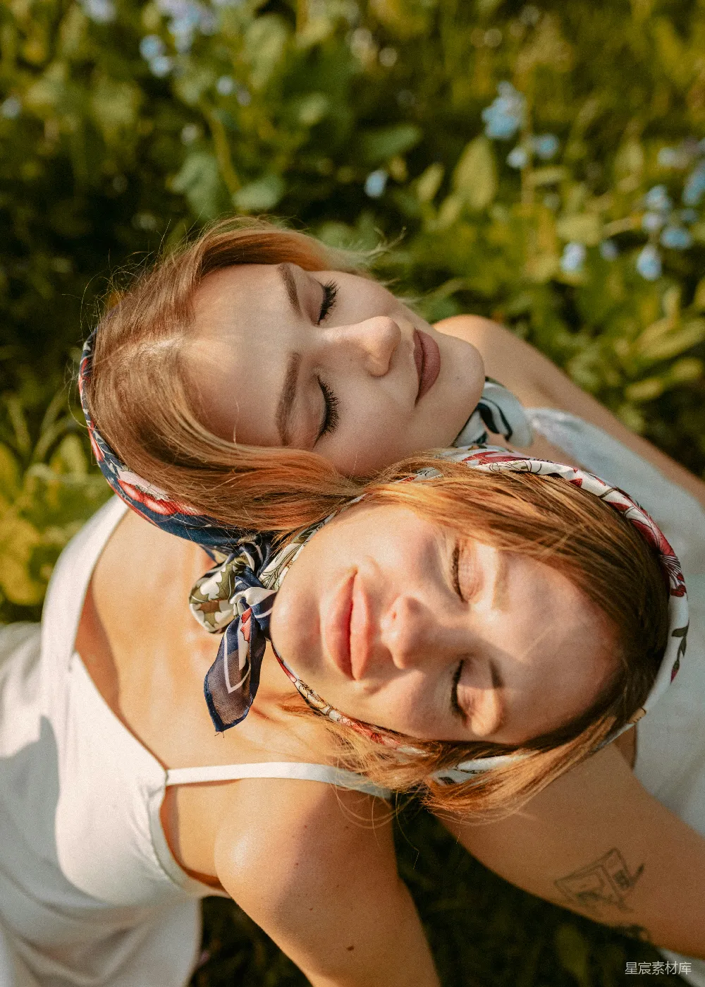 高清摄影 自然风光 姐妹情深 田野 宁静时光 户外写真 姐妹花在田野中享受宁静时光