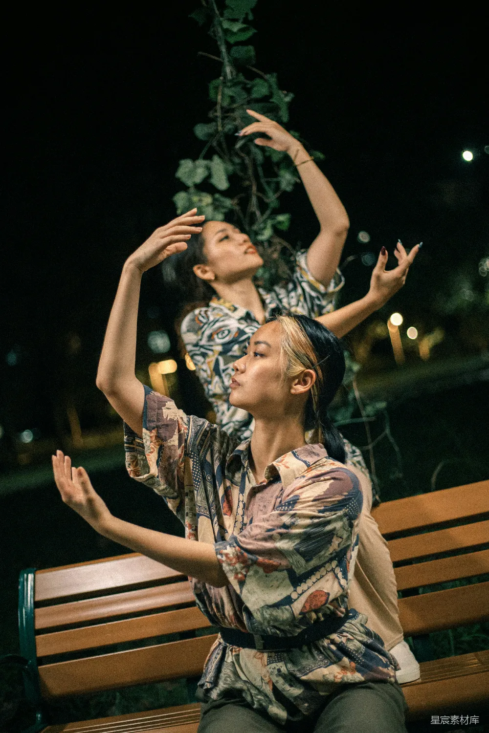 高清摄影 舞蹈 夜晚 休闲 自然 城市 夜晚公园里的舞蹈时刻