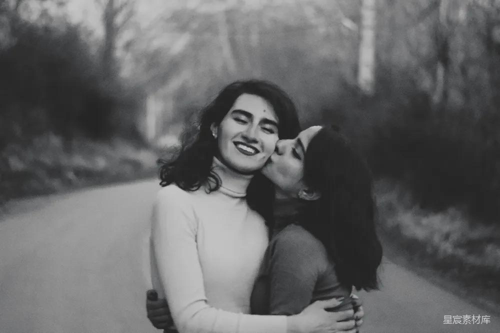高清摄影 黑白摄影 情侣 情感 怀旧 亲密 黑白怀旧：拥抱的温暖