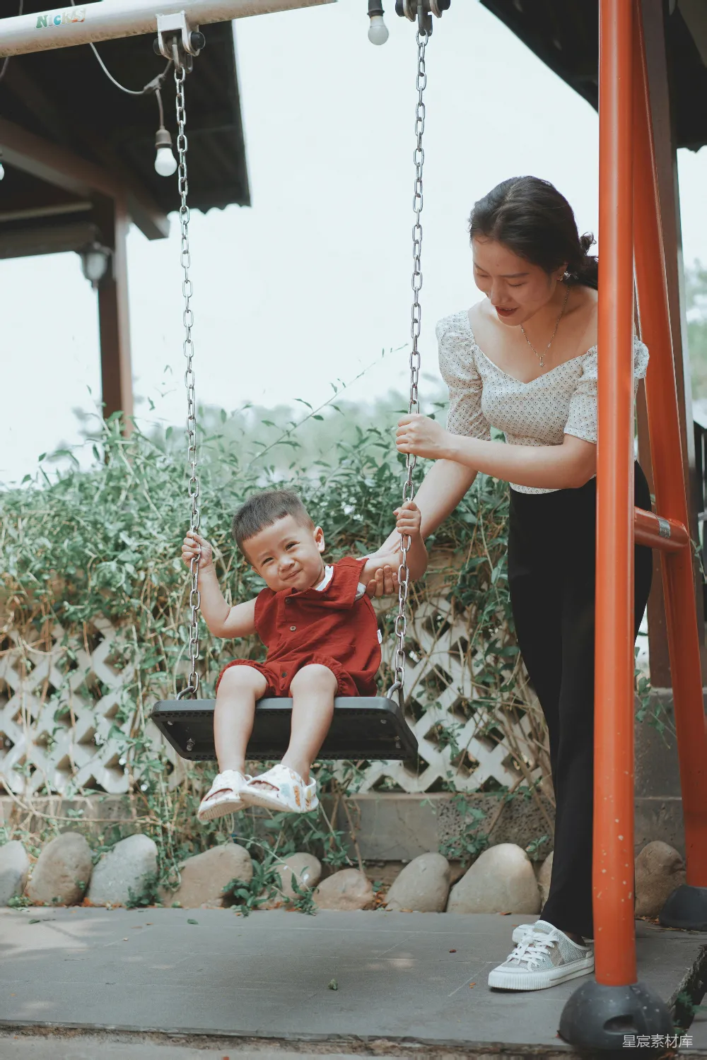 高清摄影 亲子 家庭 户外 快乐 童真 温馨的亲子时光：母亲推着孩子荡秋千