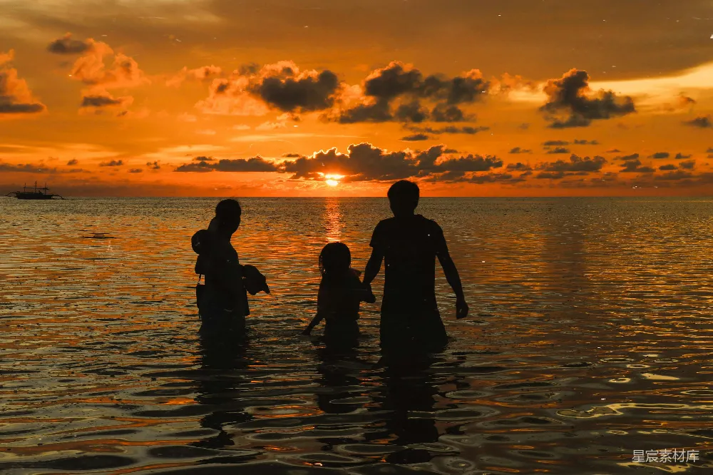 高清摄影 夕阳 家庭 海边 宁静 自然 夕阳下的海边家庭