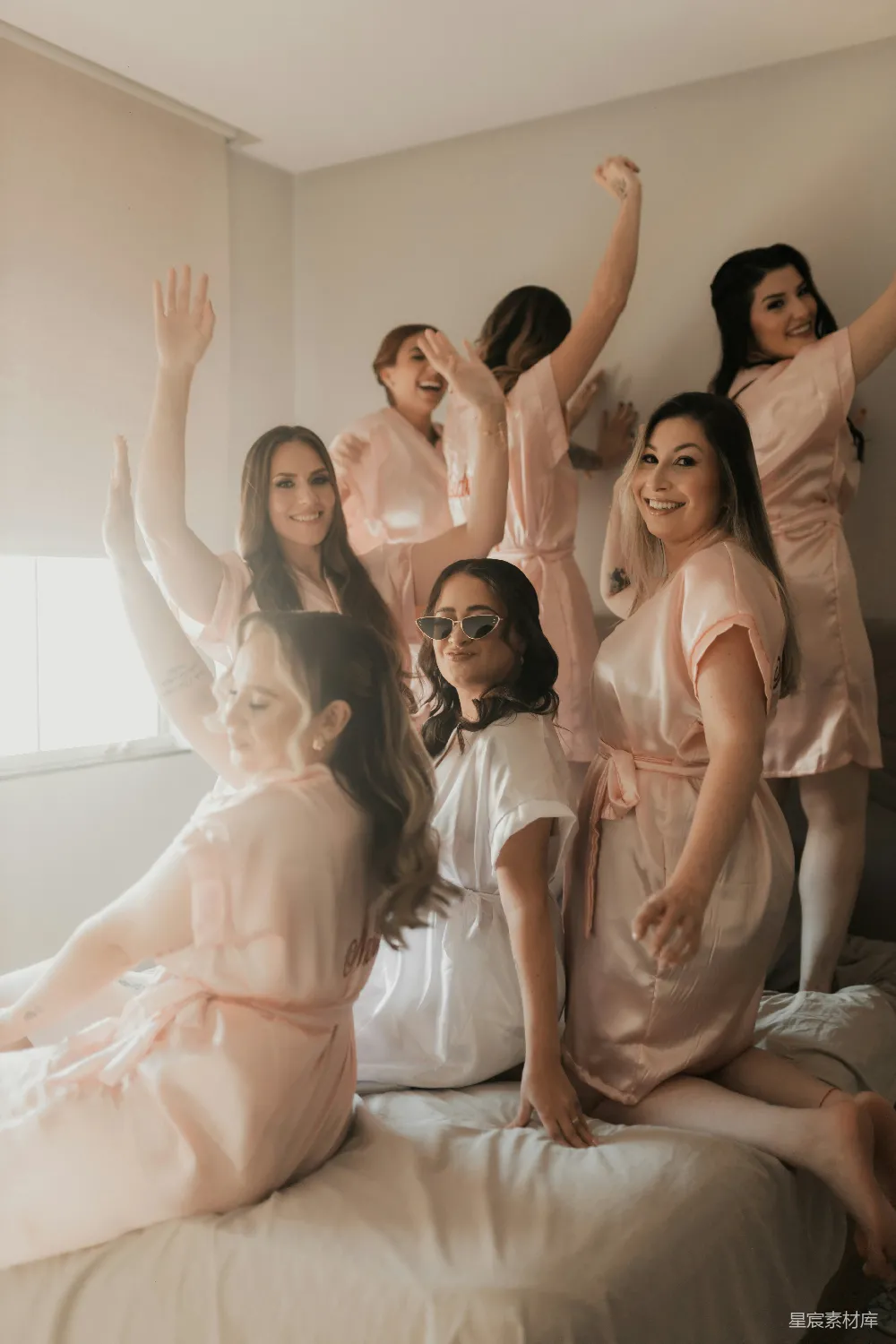 高清摄影 婚礼准备 姐妹团 粉色浴袍 欢笑 集体照 姐妹们的快乐时刻