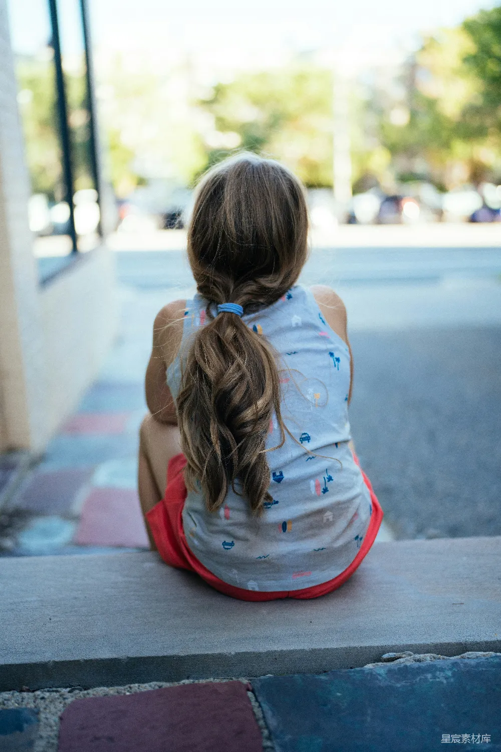高清摄影 小孩 街角 背影 童年 静谧 坐在街角的小女孩
