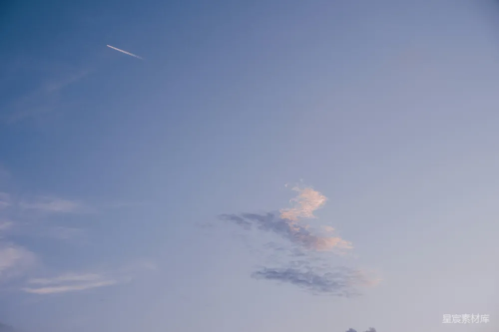 高清摄影 天空 云朵 飞机 自然 宁静 蓝天与飞机尾迹