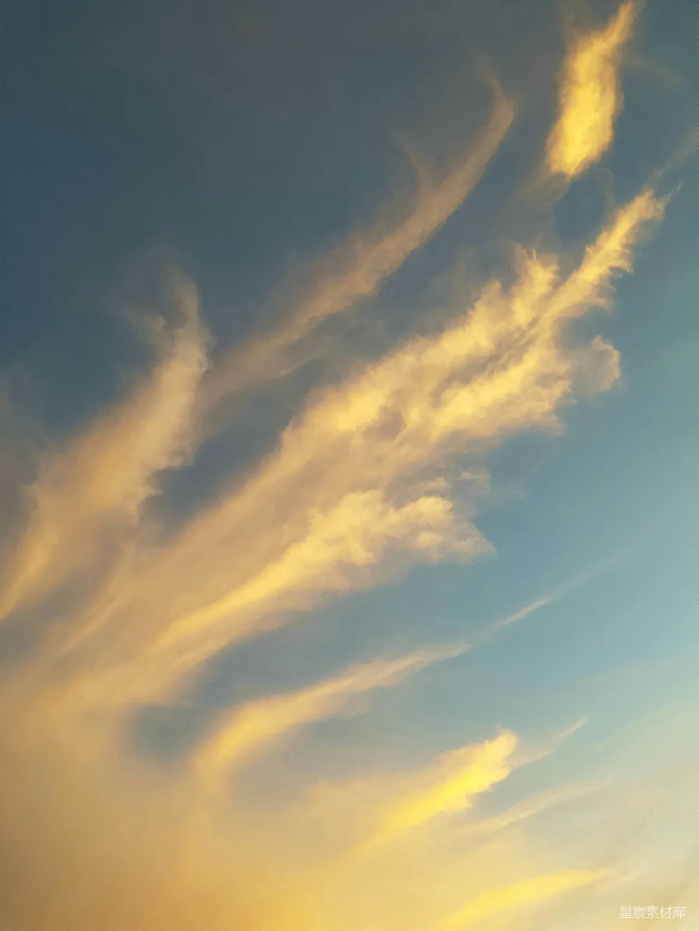 高清摄影 天空 云朵 夕阳 自然 宁静 夕阳余晖下的流动云层