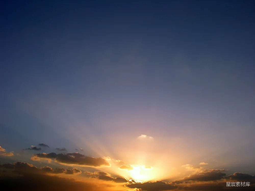 高清摄影 夕阳 光束 云层 自然风光 宁静 夕阳西下，光束穿透云层