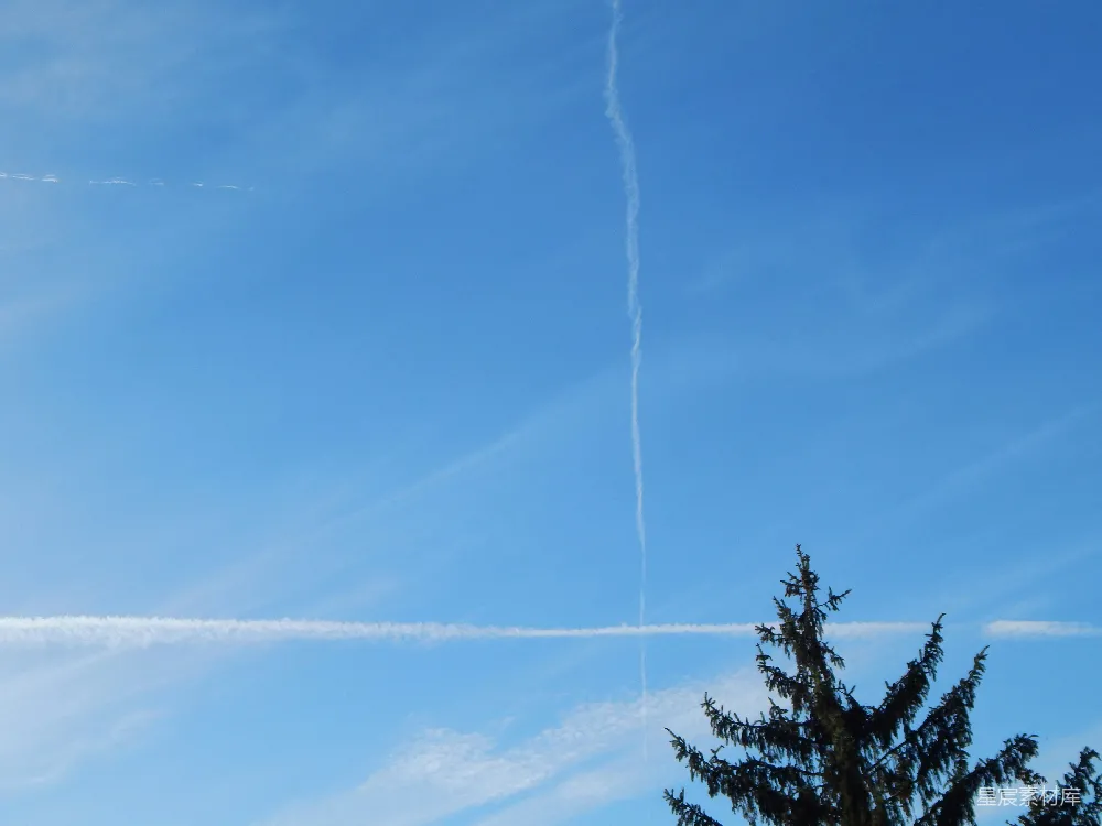 高清摄影 天空 自然 飞机 云层 户外 蓝天白云与飞机尾迹