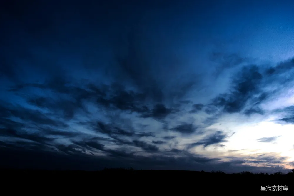 高清摄影 夜空 云层 自然 宁静 风景 夜幕下的天空