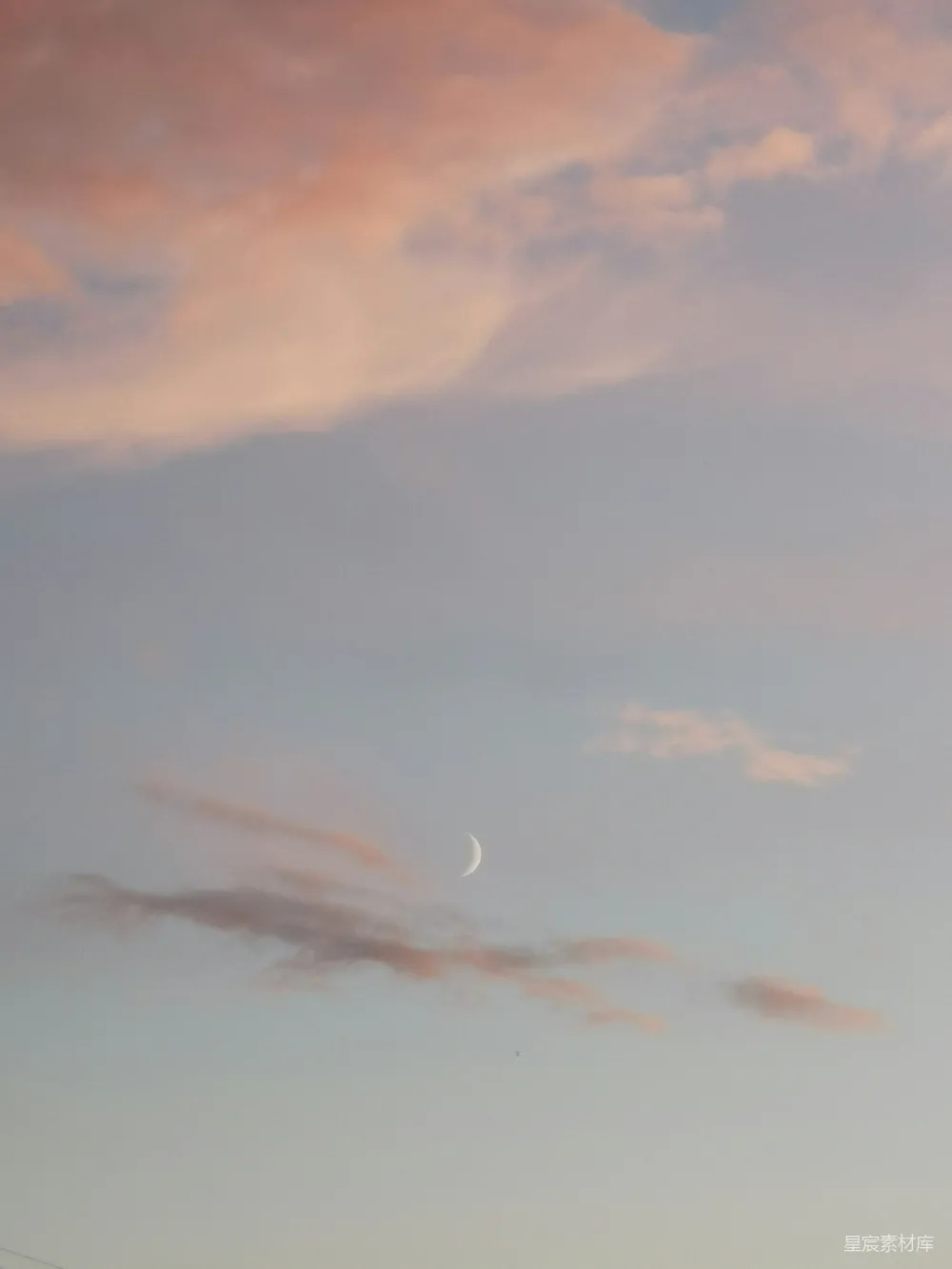 高清摄影 自然风光 宁静 天空 日落 月亮 夕阳下的新月
