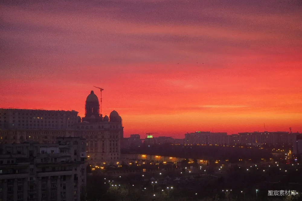 高清摄影 城市 黄昏 建筑 自然 宁静 城市黄昏：橙红天空下的建筑轮廓