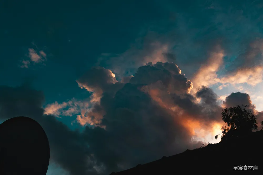 高清摄影 云层 夕阳 自然美景 宁静 日落 夕阳下的云层