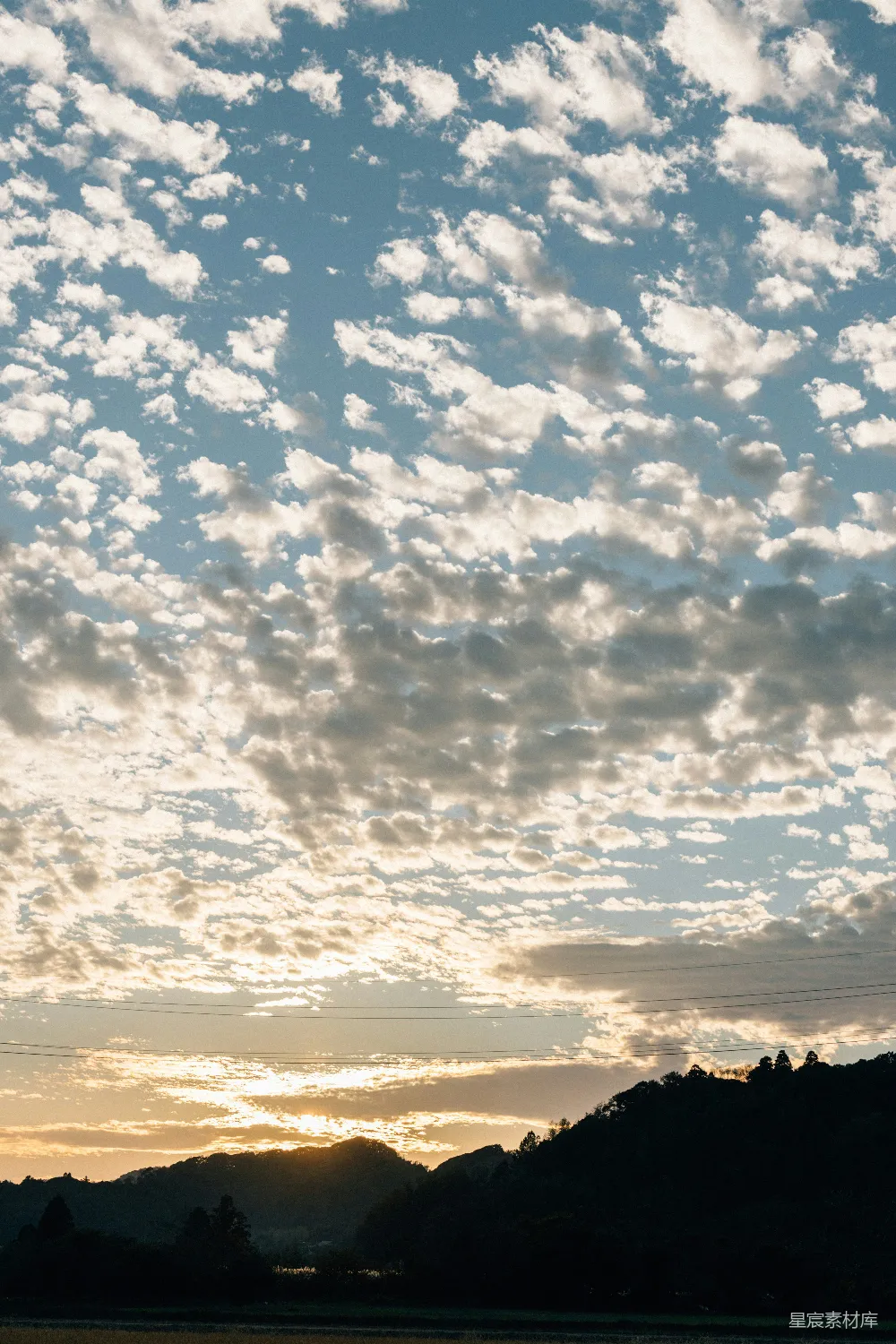 高清摄影 天空 山景 自然 日落 宁静 夕阳下的山野